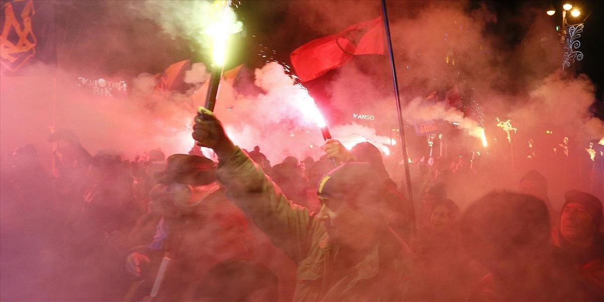 Ukrajinskí nacionalisti spálili ruskú vlajku v blízkosti budovy Najvyššej rady v Kyjeve