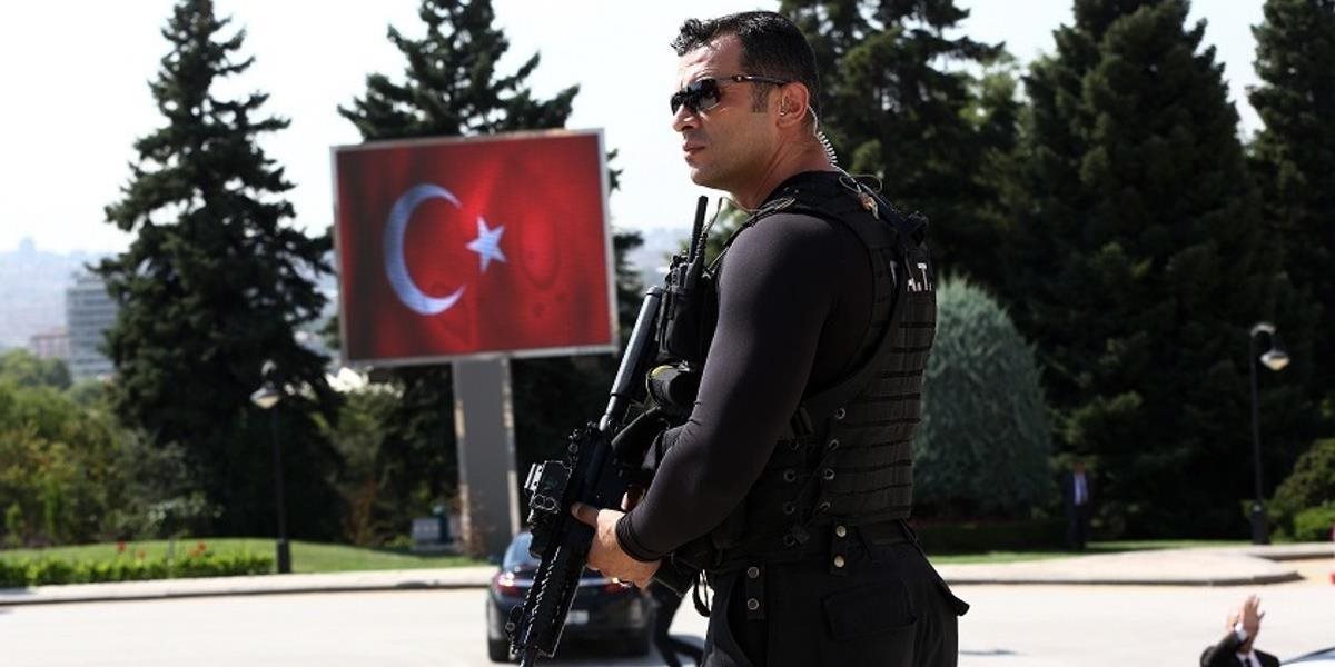 Turecká vláda predĺži výnimočný stav, masívne zatýkanie bude pokračovať
