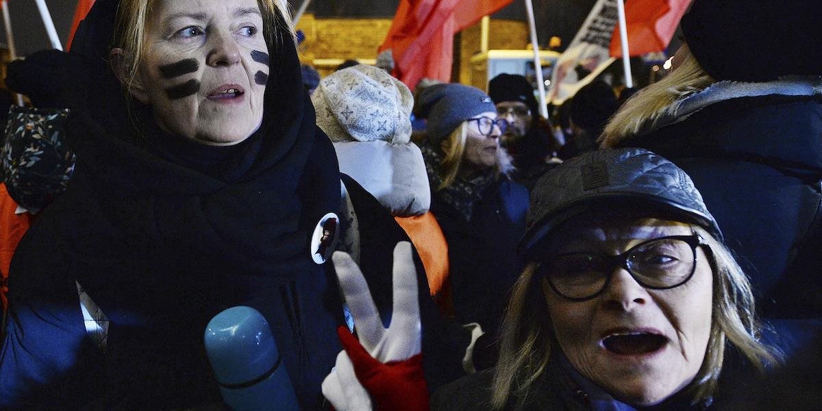 Demonštranti v Poľsku hádzali na centrálu strany Právo a spravodlivosť balóniky s červenou farbou