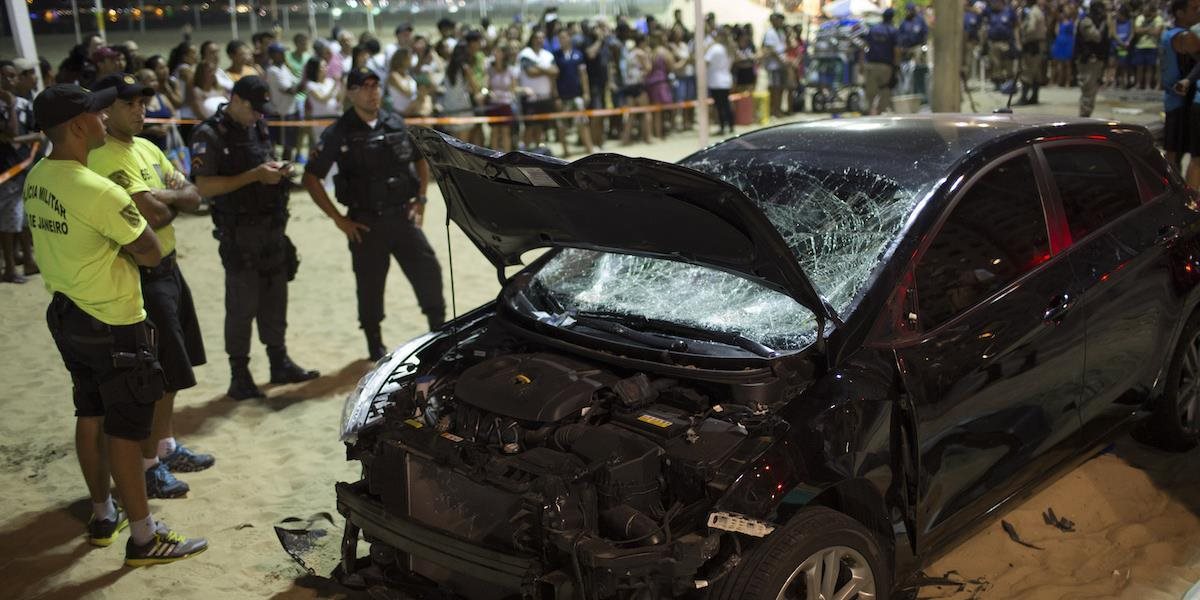 Aktualizované: FOTO Auto narazilo do davu pri pláži Copacabana v Brazílii, zomrelo jedno bábätko