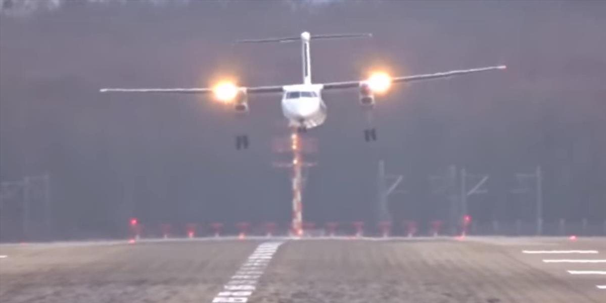 VIDEO Pri pristávaní lietadiel počas víchrice v Düsseldorfe šlo naozaj o život!