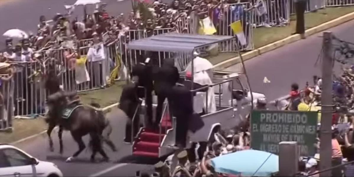 VIDEO Kôň zhodil policajtku vedľa papamobilu, pápež jej priskočil na pomoc