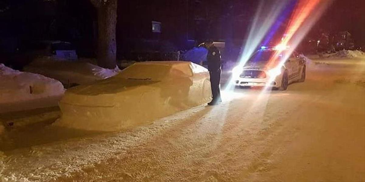 FOTO Kanaďan na ceste postavil auto z masy snehu, zmiatol aj políciu