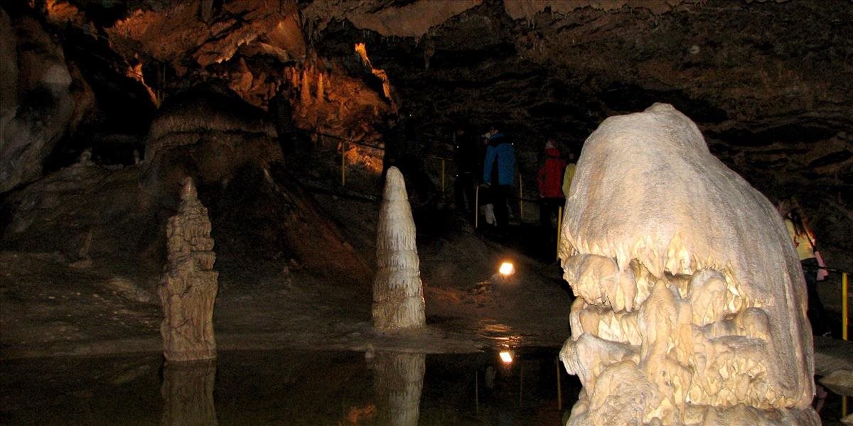 V Slovenskom krase je známych okolo 1350 jaskýň a priepastí