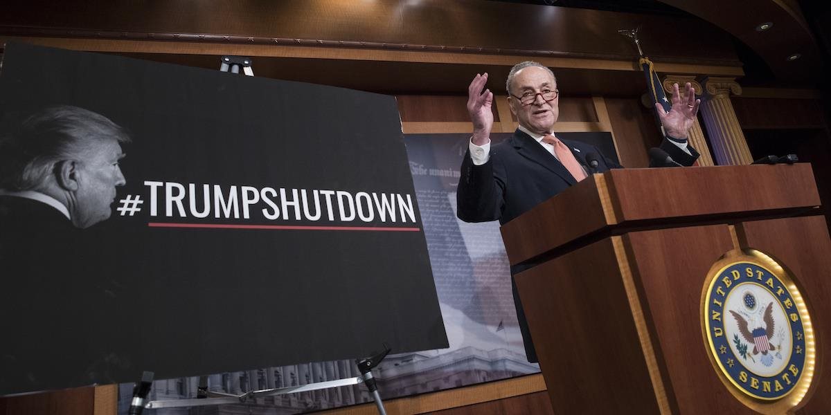 Senátori v USA sa stále nedohodli, shutdown bude pokračovať aj v pondelok