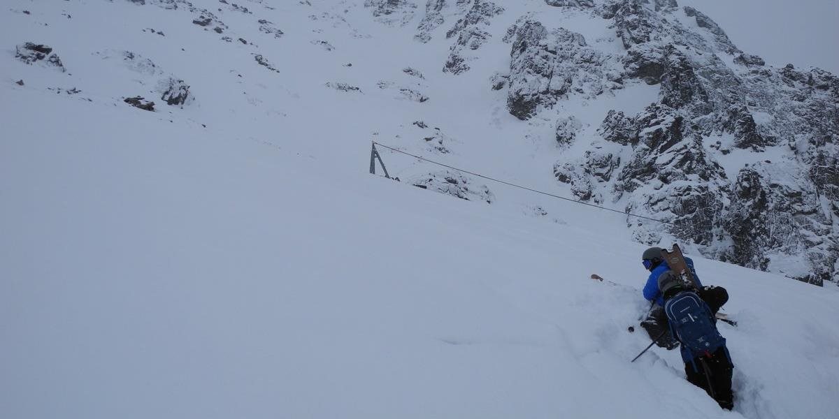 Na horách prevláda tretí lavínový stupeň, hrozia zosuvy snehu