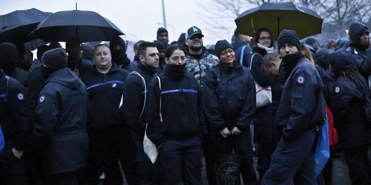 Hromadné protesty dozorcov vo Francúzsku pokračujú, požadujú posilnenie bezpečnosti pri ich práci