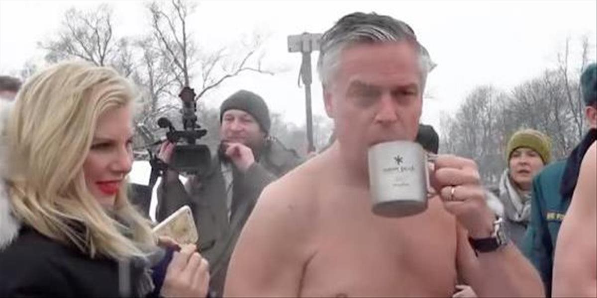 VIDEO Veľvyslanec USA v Rusku si vyskúšal tradíciu vianočného kúpania v ľadovej rieke