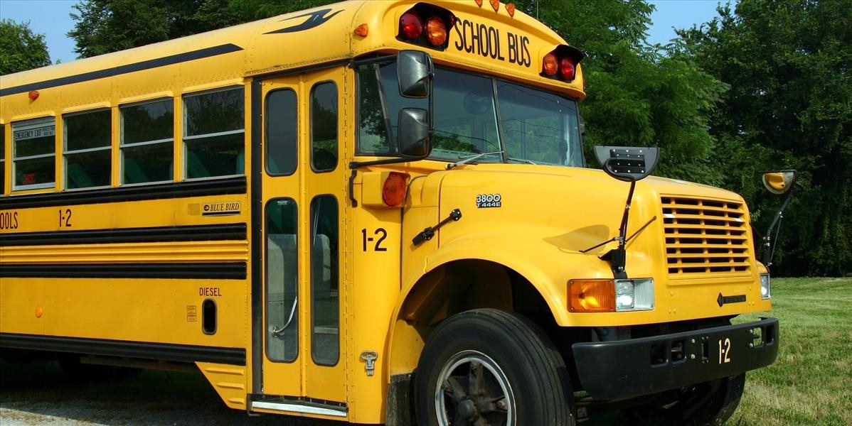 Tínedžer ukradol školský autobus, naháňala ho polícia
