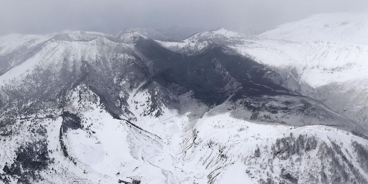 FOTO Najmenej 15 ľudí zranil výbuch sopky pri lyžiarskom stredisku v Japonsku