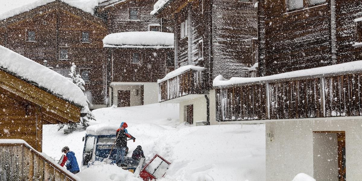Kvôli masám snehu evakuovali v Chamonix viac ako 100 lyžiarskych chát