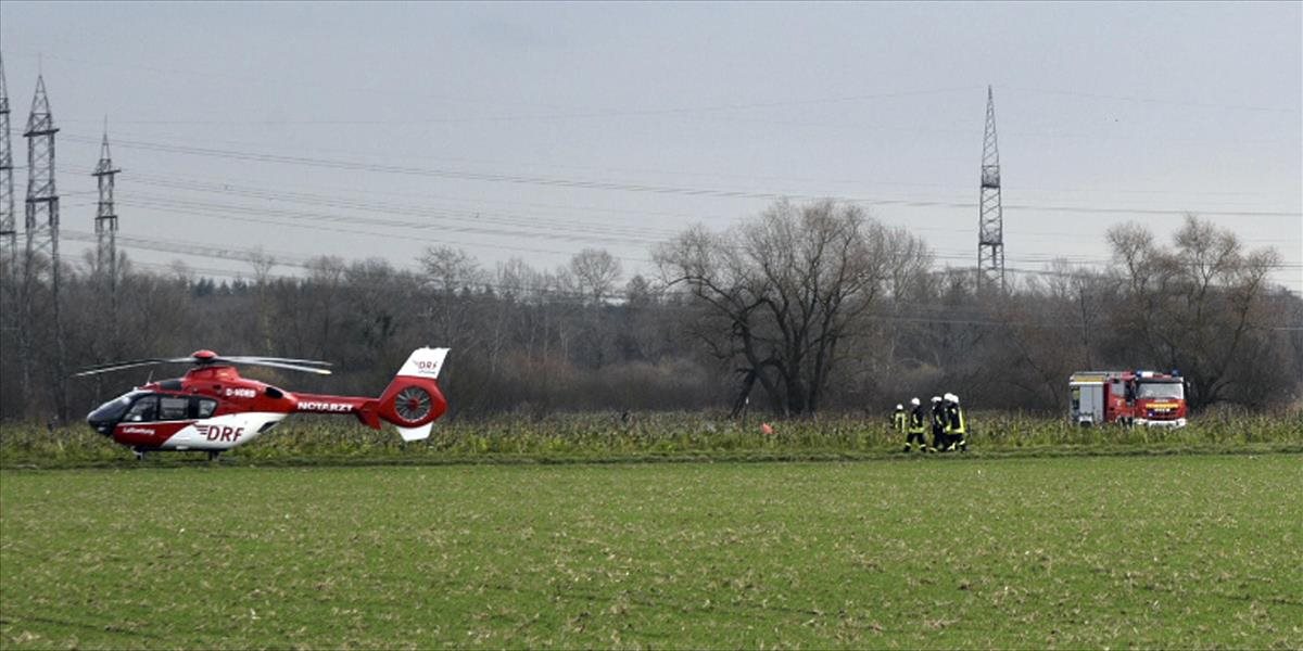 Pri zrážke malého lietadla a helikoptéry v Nemecku zahynuli štyria ľudia