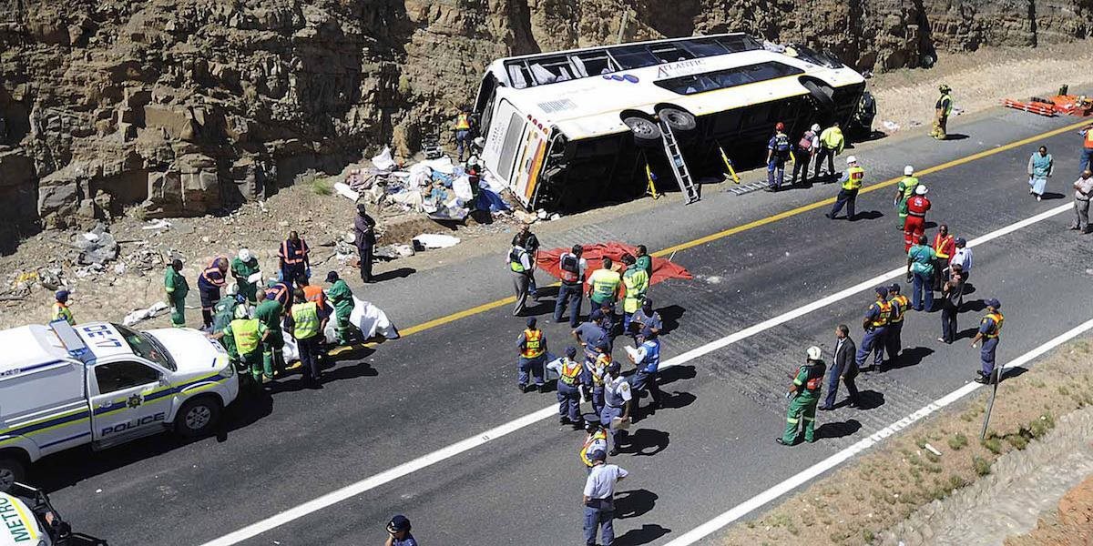 Pri havárii školského autobusu v Juhoafrickej republike utrpelo zranenia 100 detí