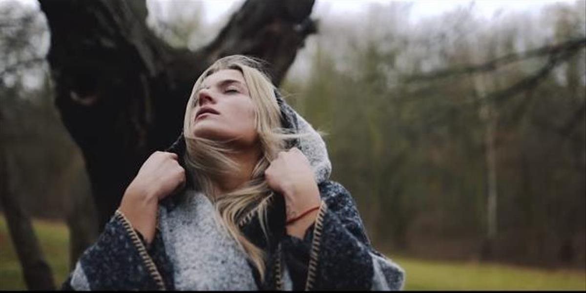 Skupina Poetika vydáva singel Za oponou aj s videoklipom