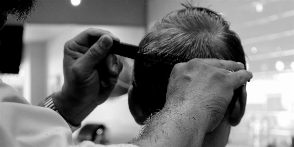 VIDEO Na strihanie vlasov nemusí kaderník používať len nožnice či britvu: Na toto si však hocikto netrúfne!