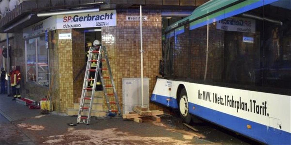 V Česku do domu narazil autobus, deväť ľudí utrpelo zranenia