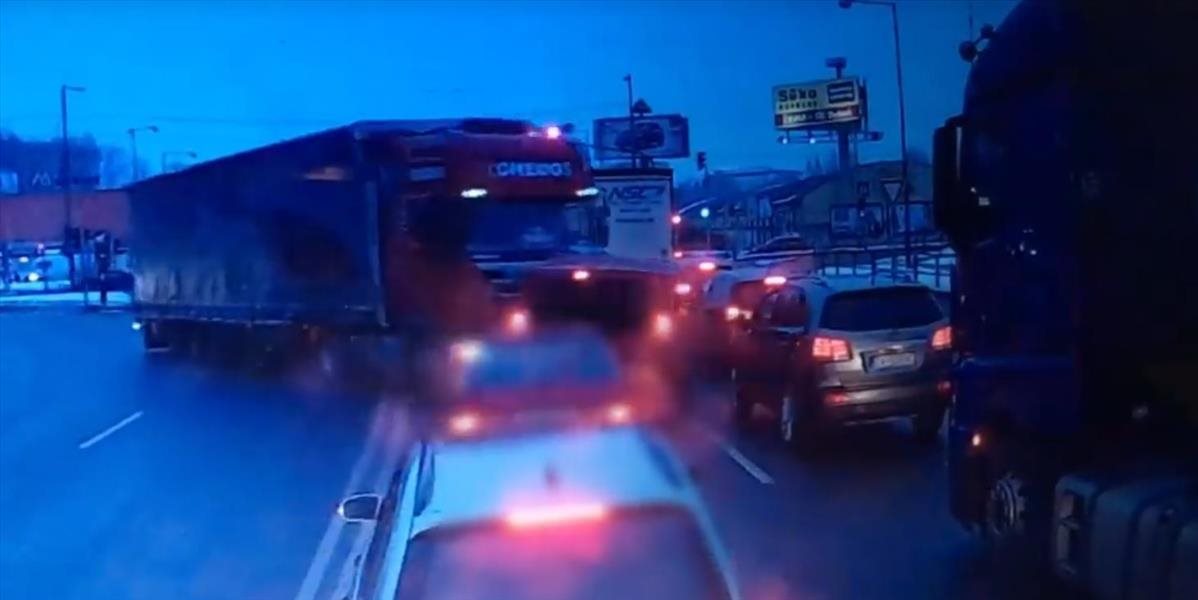 VIDEO Kamión zroloval autá na križovatke v Žiline