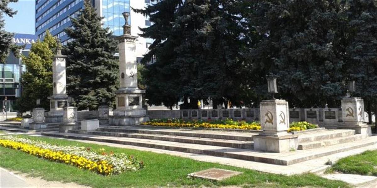 Košický súd pojednával kauzu osekania komunistických symbolov z pamätníka