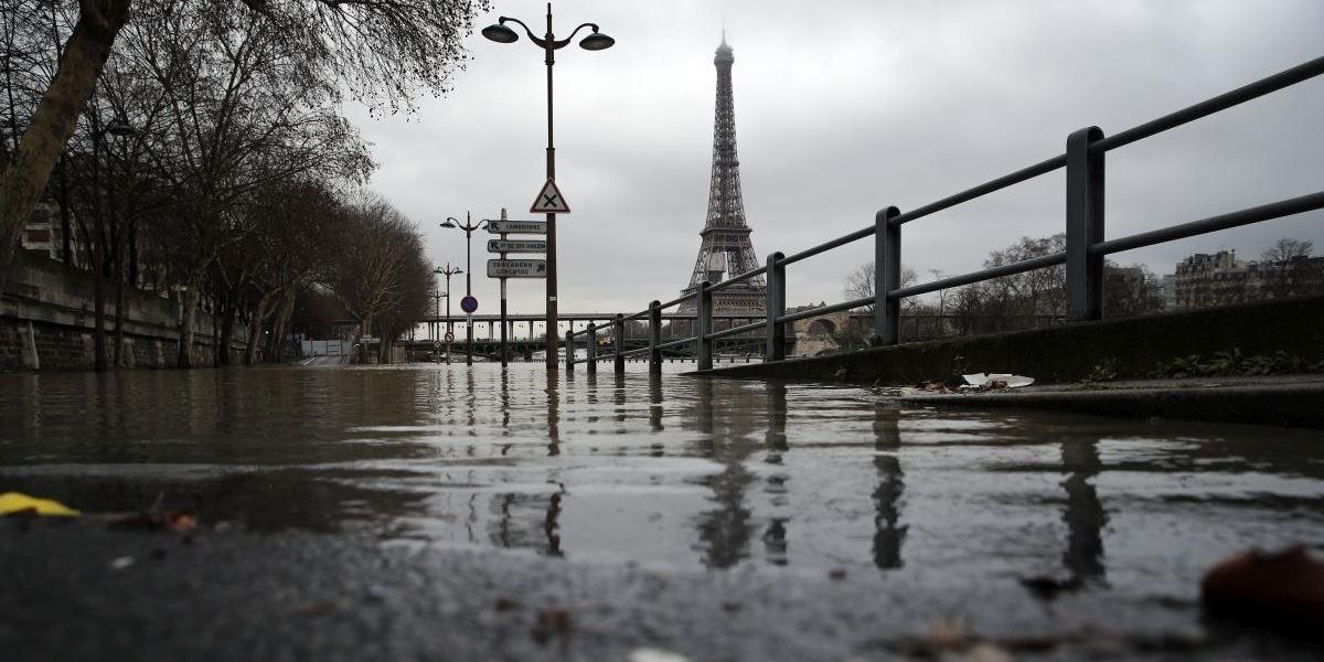FOTO Hladina Seiny nebezpečne stúpa, z Paríža a okolia evakuovali stovky ľudí
