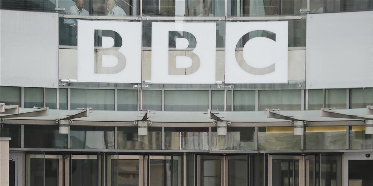 Štyria z najlepšie platených novinárov BBC súhlasili so znížením platu kvôli diskriminácii žien