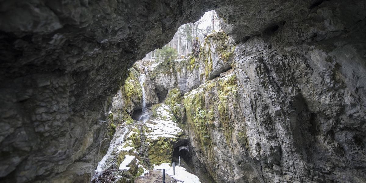 Mužom uväzneným v jaskyni v hĺbke 300 metrov sa podarilo vyslobodiť