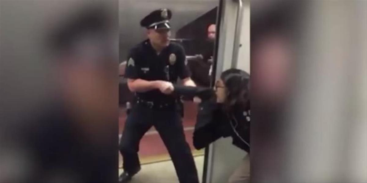 VIDEO  Policajt zatkol tínedžerku, pretože si odmietla dať nohy zo sedačky v metre
