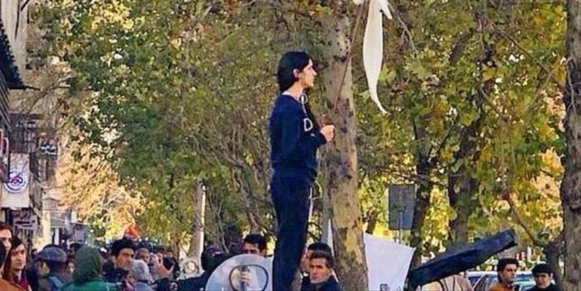 Mladú iránsku matku, ktorá sa postavila proti islamskému diktátu, už údajne prepustili z väzenia