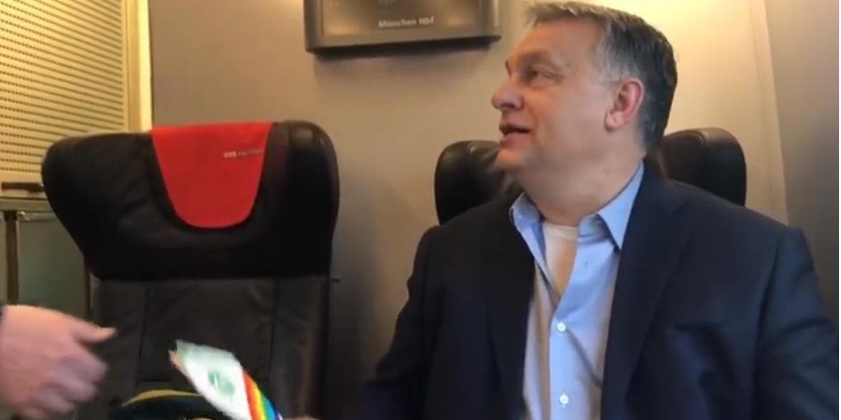 VIDEO Sprievodca vo vlaku sa pýta Orbána: Kto je štvrtý pasažier? No predsa batožina, vraví premiér