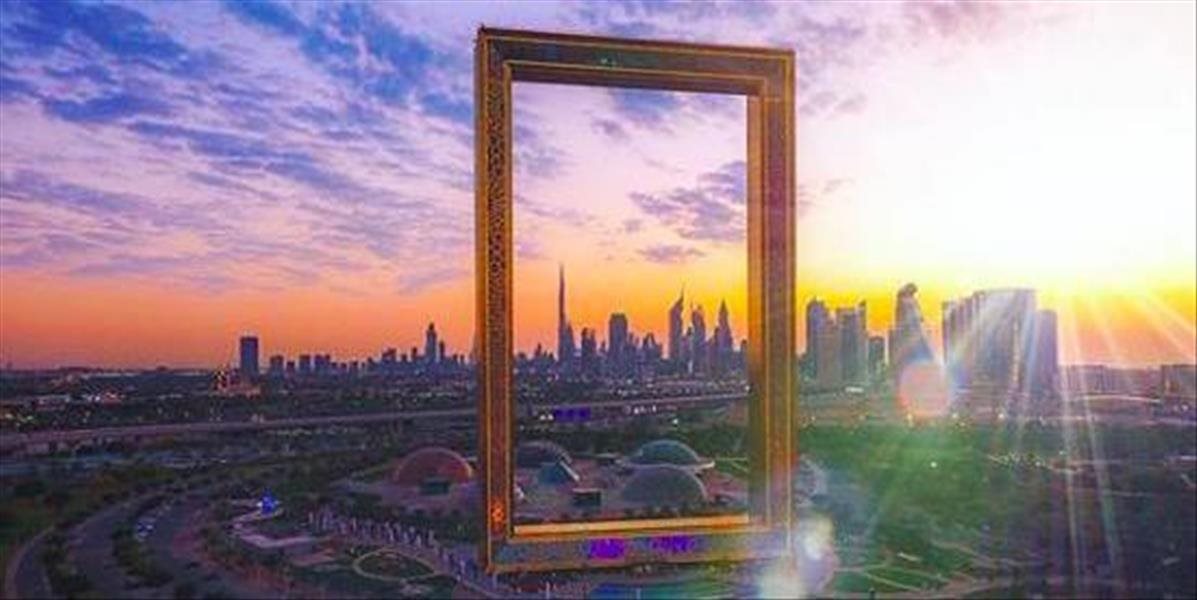 VIDEO Obrovský rám stúpajúci k nebesám v Dubaji. Tromfol vzhľadom aj Burdž Chalífu