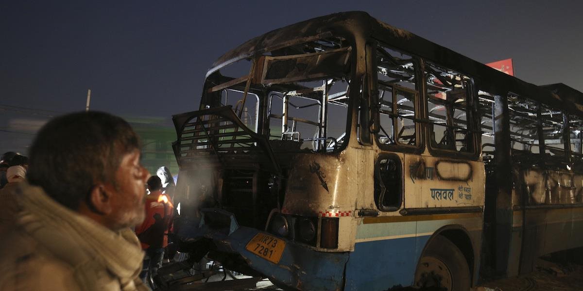 Pri nehode autobusu v Indii zahynulo najmenej 36 ľudí: Na mieste následne vypuklo násilie