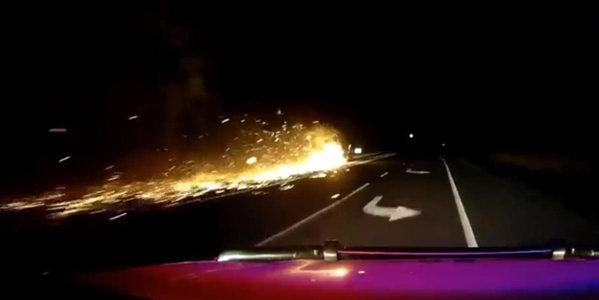 VIDEO Šofér vyrábal ohňostroj za jazdy, ignoroval aj policajtov