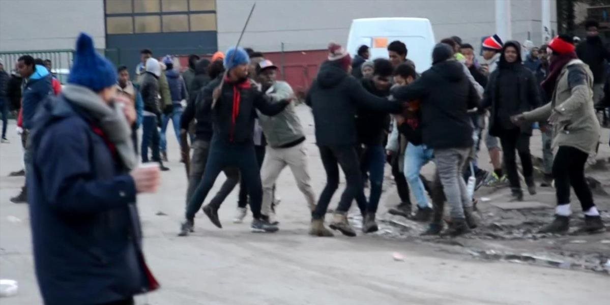 Migranti v Calais po sebe strieľali kvôli jedlu, niekoľko ľudí je vážne zranených