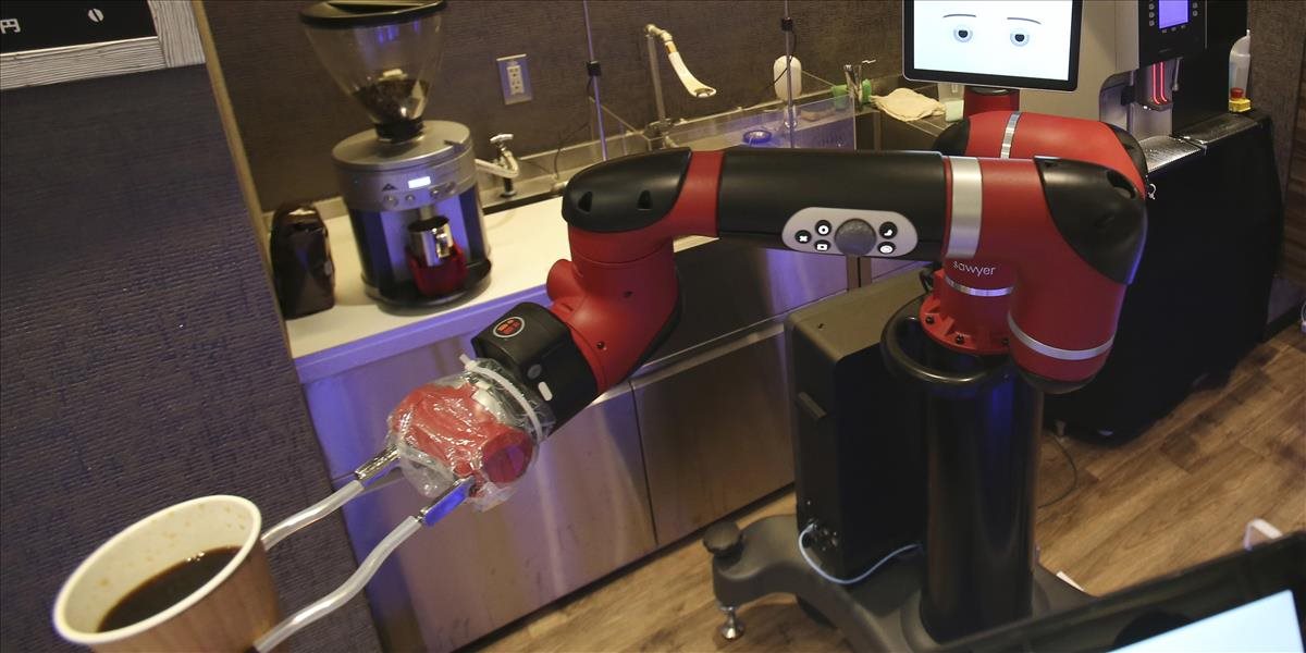 Kávu v novej kaviarni v Tokiu pripravuje a podáva robot