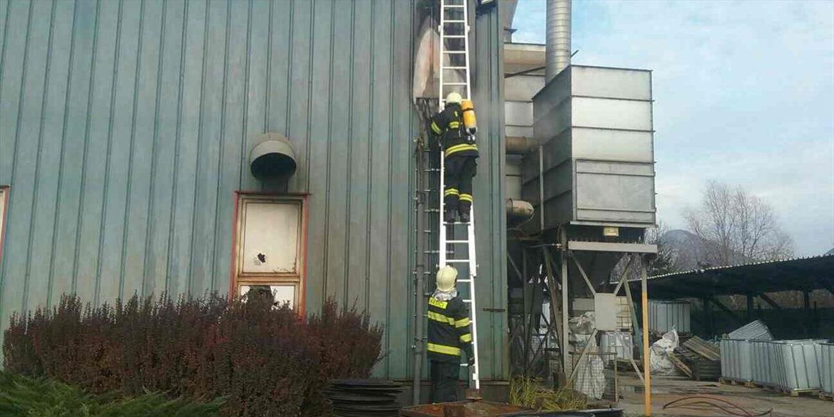 V Drietome horí hala s paletami: Zasahuje 30 hasičov