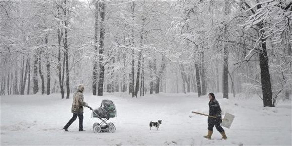 Moskva bojuje s dôsledkami rekordnej nádielky snehu