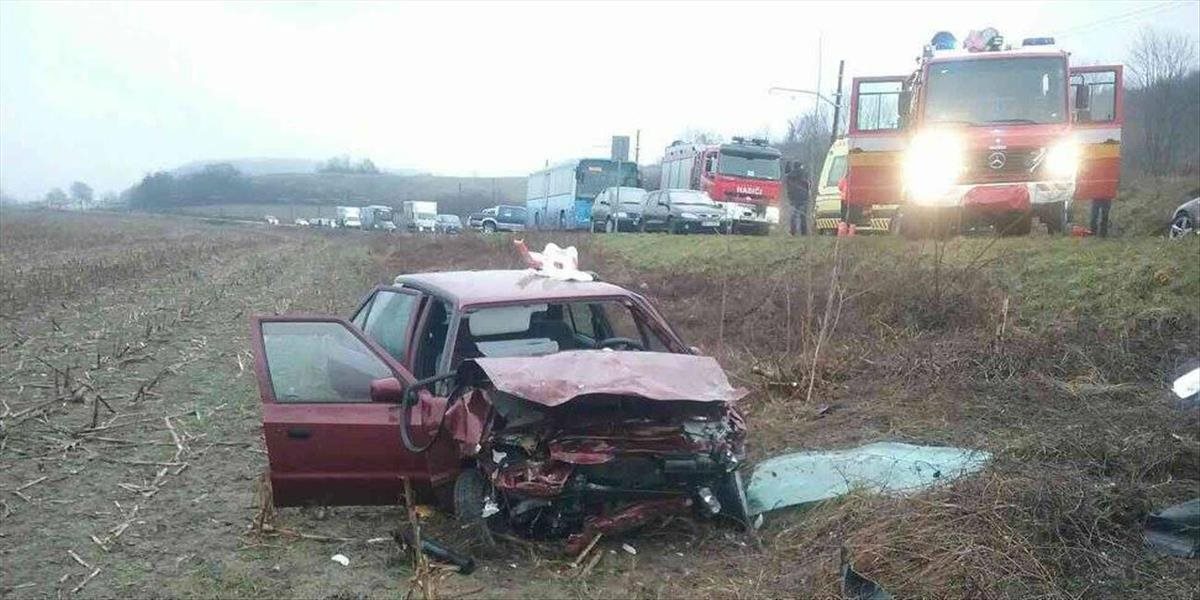 Pri nehode medzi Stupavou a Devínskou Novou Vsou skončilo auto v poli