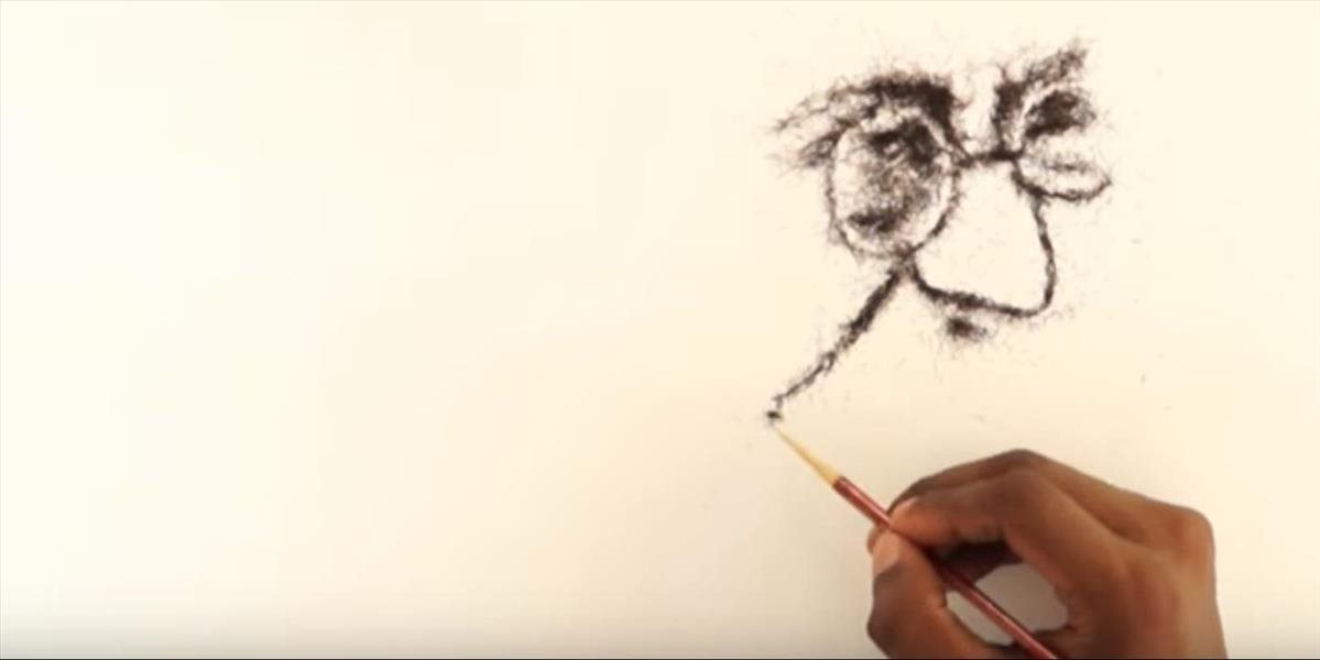 VIDEO Obrazy maľuje pomocou netradičného materiálu. Dodávajú mu ho ľudia