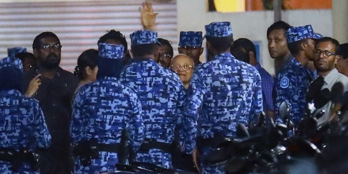 Dvaja sudcovia najvyššieho súdu na Maldivách skončili v putách