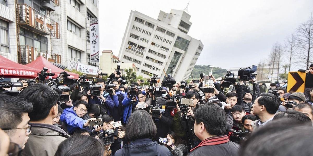 FOTO Taiwan zasiahlo silné zemetrasenie, ktoré si vyžiadalo minimálne štyri obete, záchranári pátrajú po stovkách nezvestných