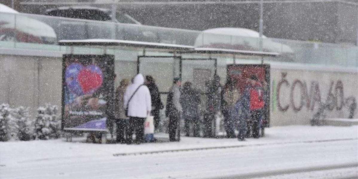 Dnes je doprava v Bratislave oveľa pokojnejšia, MHD jazdí aj napriek sneženiu bez meškania