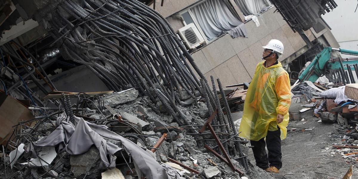 Záchranári po silnom zemetrasení v Taiwane pátrajú po siedmich nezvestných