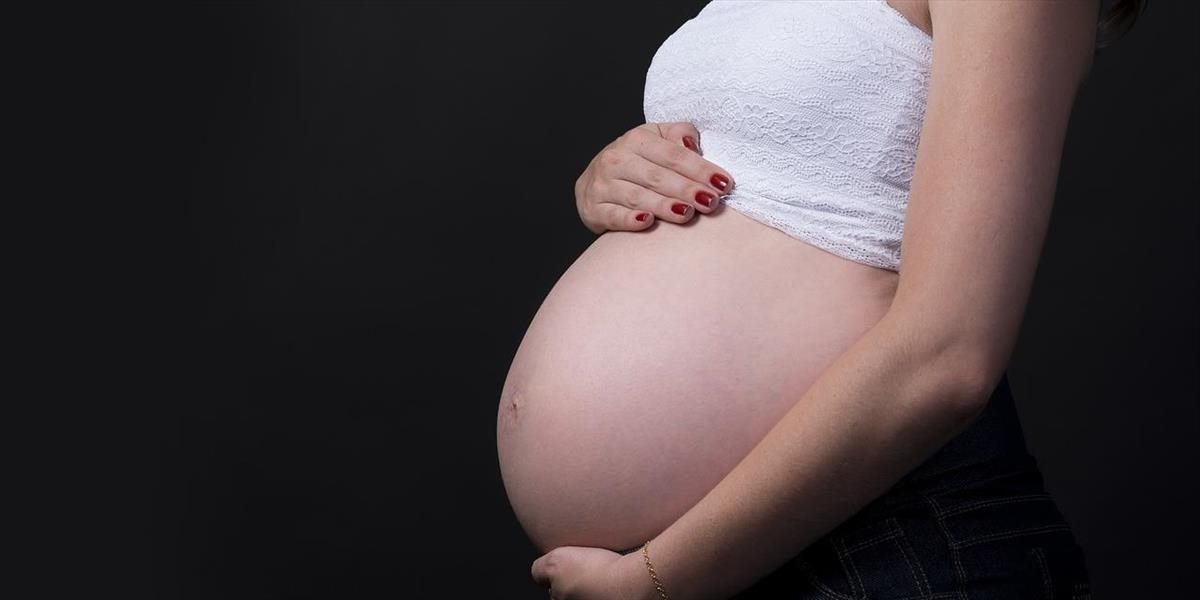 Mamičky, na pôrodnú sálu by ste nemali ísť s nalakovanými nechtami, môže vás to ohroziť