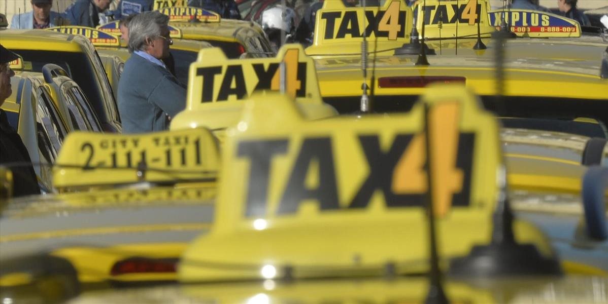 Českí taxikári už druhý deň protestujú proti vodičom spoločností Uber a Taxify