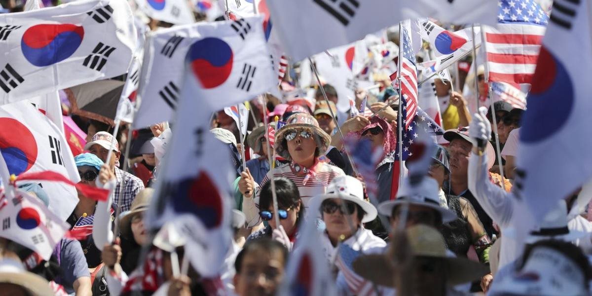 Zahájenie ZOH 2018 sa nezaobišlo bez masových protestov proti Kimovmu režimu, demonštranti vyzývajú na bombardovanie KĽDR