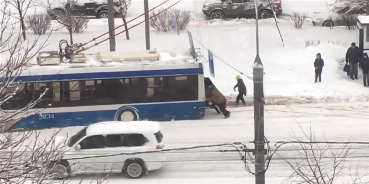 Veselé VIDEO: Moskvu zasiahla Perinbaba, cestujúci museli roztláčať trolejbus