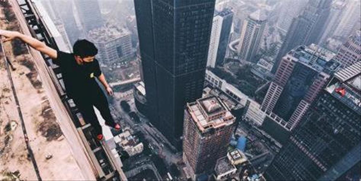 VIDEO Rooftoperi lezú bez istenia a ilegálne po mrakodrapoch. Z videí sa vám budú potiť dlane