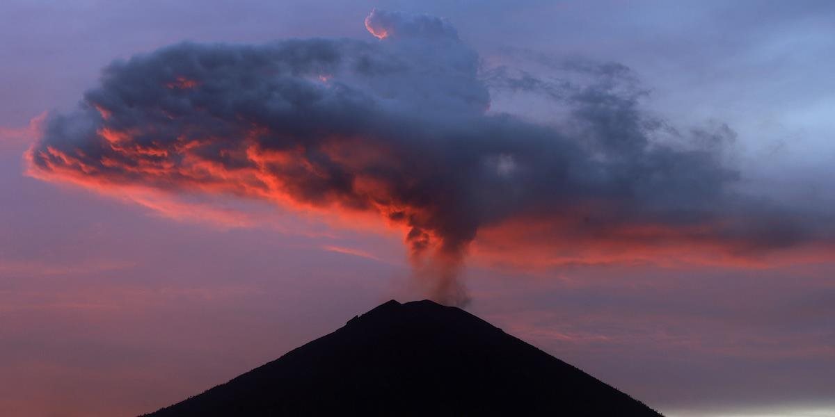 Na turistickom ostrove Bali vybuchla sopka Agung