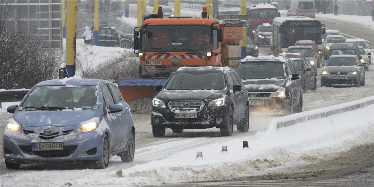 Cestári upozorňujú na silný vietor, sneženie a tvorbu snehových jazykov