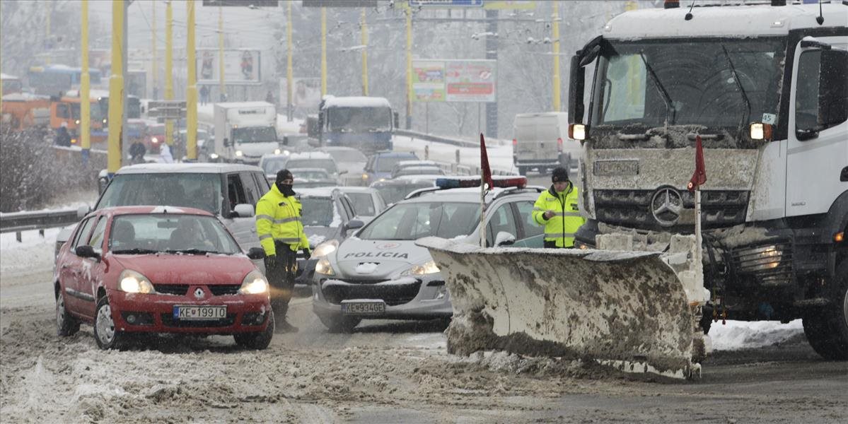 Cestári upozorňujú na silné sneženie na severnom a strednom Slovensku