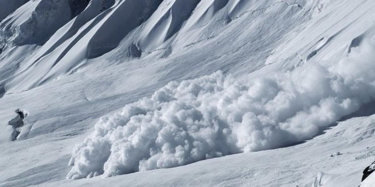 V Švajčiarsku zasypala lavína dvoch ľudí, záchranárom sa ich podarilo vyslobodiť